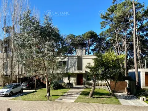 Venta casa cuatro dormitorios. Playa Brava, Punta del este