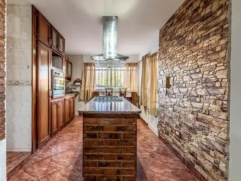 Casa 4 ambientes con 2 baños