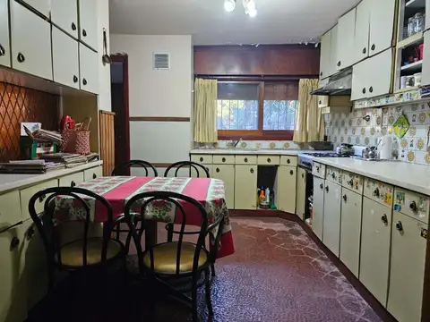 Casa 5 ambientes con 2 baños