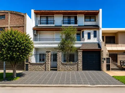 EXCELENTE CASA DE 5 AMBIENTES EN 3 PLANTAS