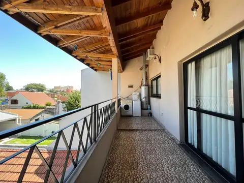 Casa en Venta con 3 cocheras