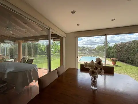 Casa 4 ambientes con 3 baños