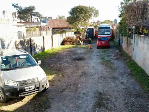 Venta Terreno en Barrio Parque Bernal