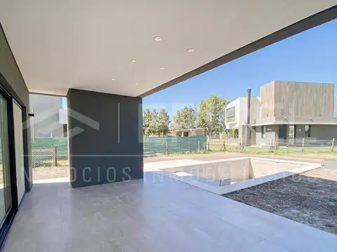 Casa 5 ambientes con 4 baños