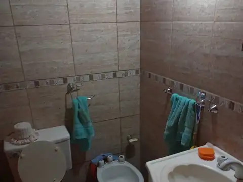 Casa 4 ambientes con 2 baños