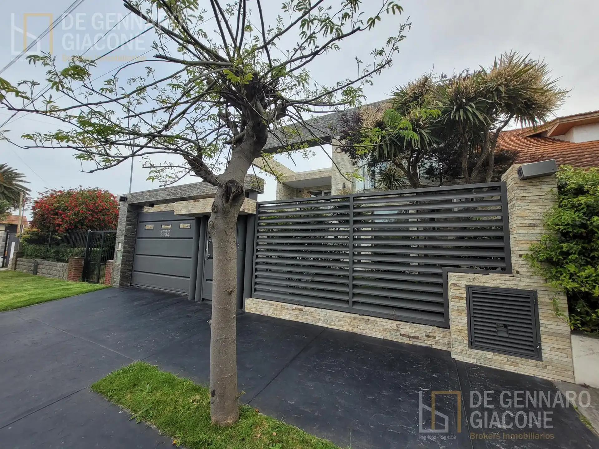 Casa moderna con piscina climatizada y vista al mar