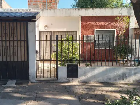 Casa 3 dorm. cochera, galpón Fisherton industrial