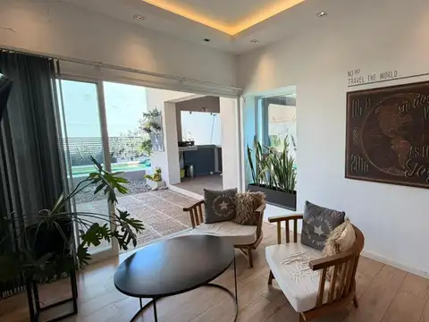 Venta casa tres dormitorios con patio y pileta en barrio Cofico