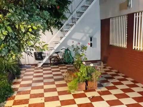 Hermosa casa en una planta en impecable estado.