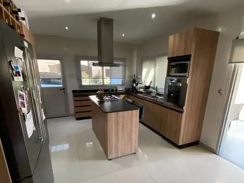 Casa 4 ambientes con 3 baños