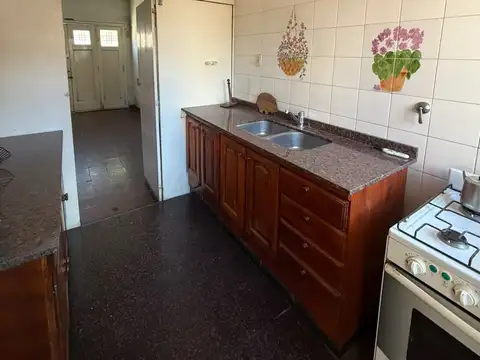 CASA EN VENTA - EXELENTE UBICACION Y POTENCIAL PARA RECICLAR Y PONER EN VALOR.