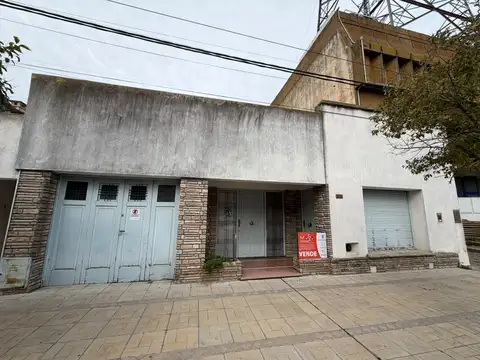 CASA EN VENTA - EXELENTE UBICACION Y POTENCIAL PARA RECICLAR Y PONER EN VALOR.