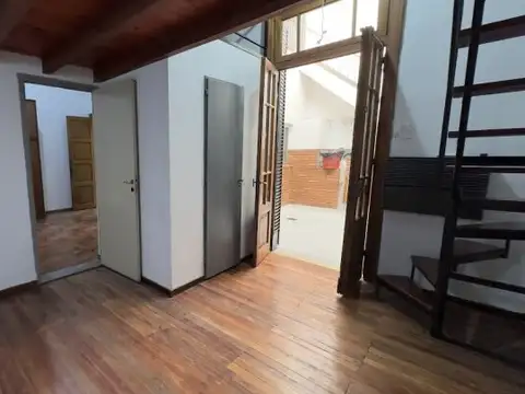 Casa 9 ambientes con 2 baños