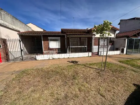 OPORTUNIDAD! Casa en venta en el centro de Merlo