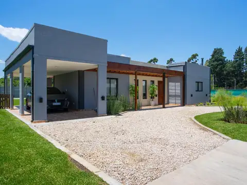 Casa en Venta con 4 cocheras