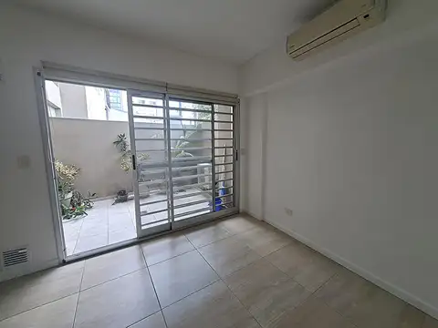 Monoambiente con patio  44 m2 totales, baulera. Colegiales. Sum, Parrilla y Piscina.