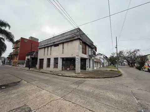 Casa Barrio Azcuénaga con local comercial