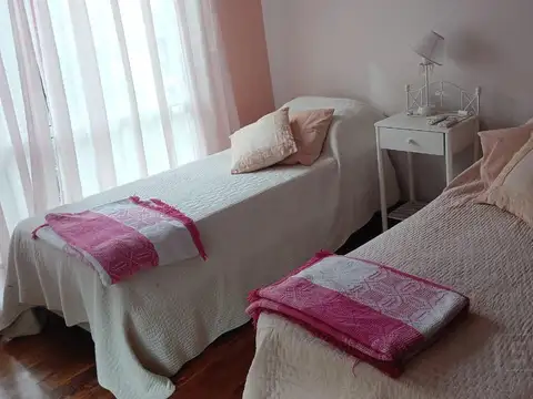 Casa en Alquiler con 2 cocheras