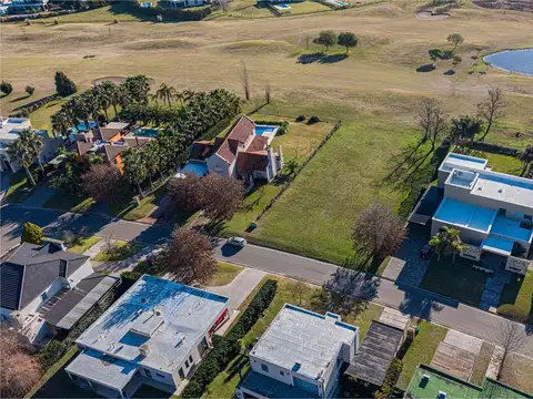 Venta de exclusivo lote en Golf con excelente luminosidad en barrio con full amenities