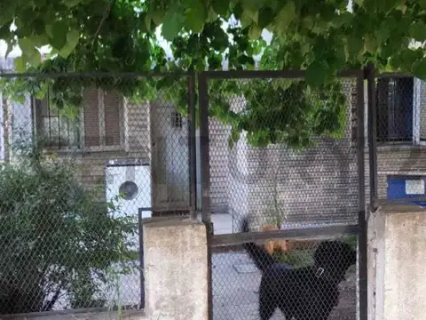 CASA EN VENTA DE 2 DORMITORIOS A RECICLAR. JOSÉ HERNÁNDEZ - GONNET