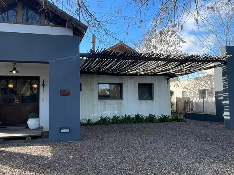 Casa 4 ambientes con 2 baños