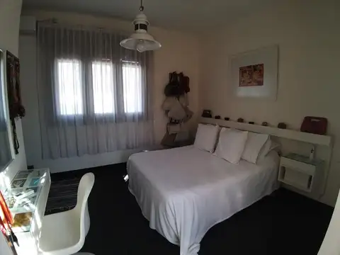 Casa Lote propio. 4 ambientes, 2 baños.