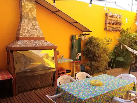 Casa Lote propio. 4 ambientes, 2 baños.