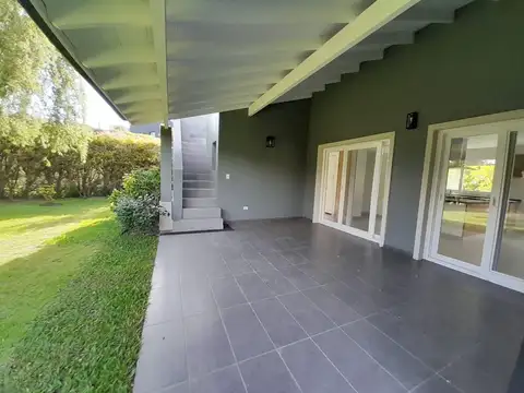 Casa en Venta con 3 cocheras