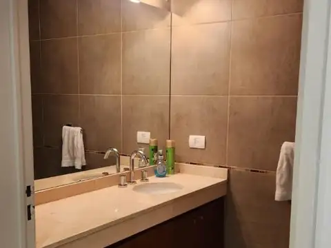 Oficina 8 ambientes con 2 baños