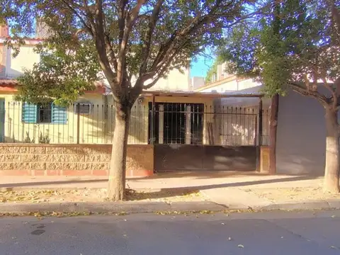 VENTA JARDIN DEL SUR CASA 4 DORMITORIOS  PATIO