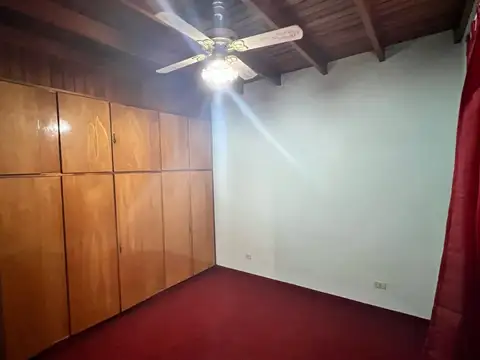 Casa 9 ambientes con 2 baños