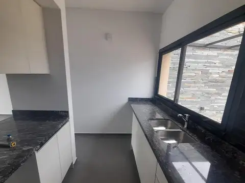 Casa en Alquiler con 2 cocheras