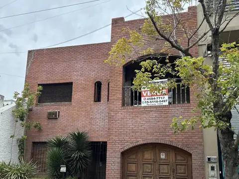CASA DE 4 AMBIENTES CON FONDO LIBRE - DESARROLADA EN DOS PLANTAS - CON COCHERA 
