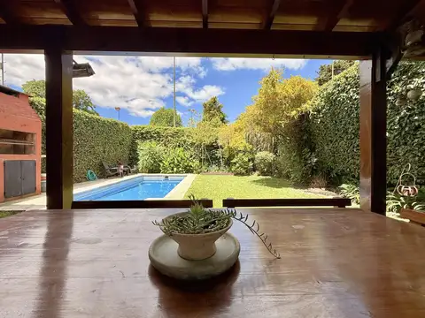 Casa 6 ambientes con 2 baños