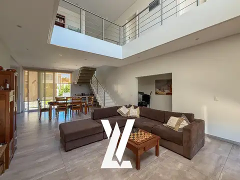 Casa en Venta con 4 cocheras