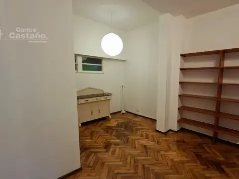 Excelente departamento 1 ambiente y medio. Uso profesional/comercial