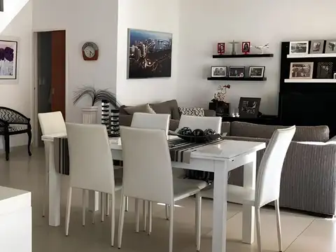 Departamento 4 ambientes tipo duplex con terraza propia en Villa Ballester!