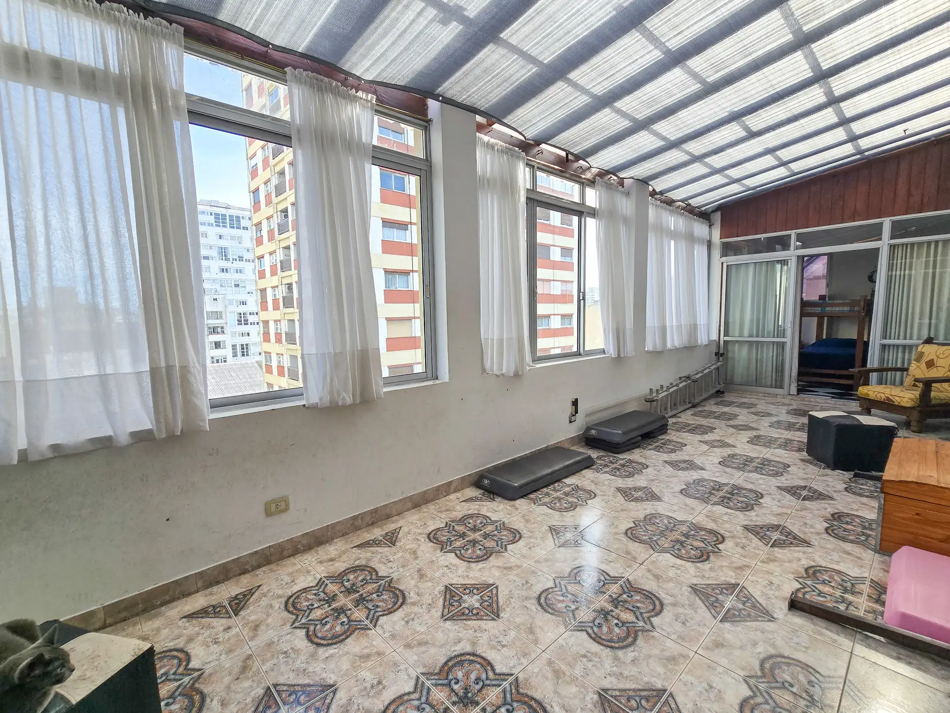 Depto 5 amb, 147m² con balcón cubierto y parrilla — Centro