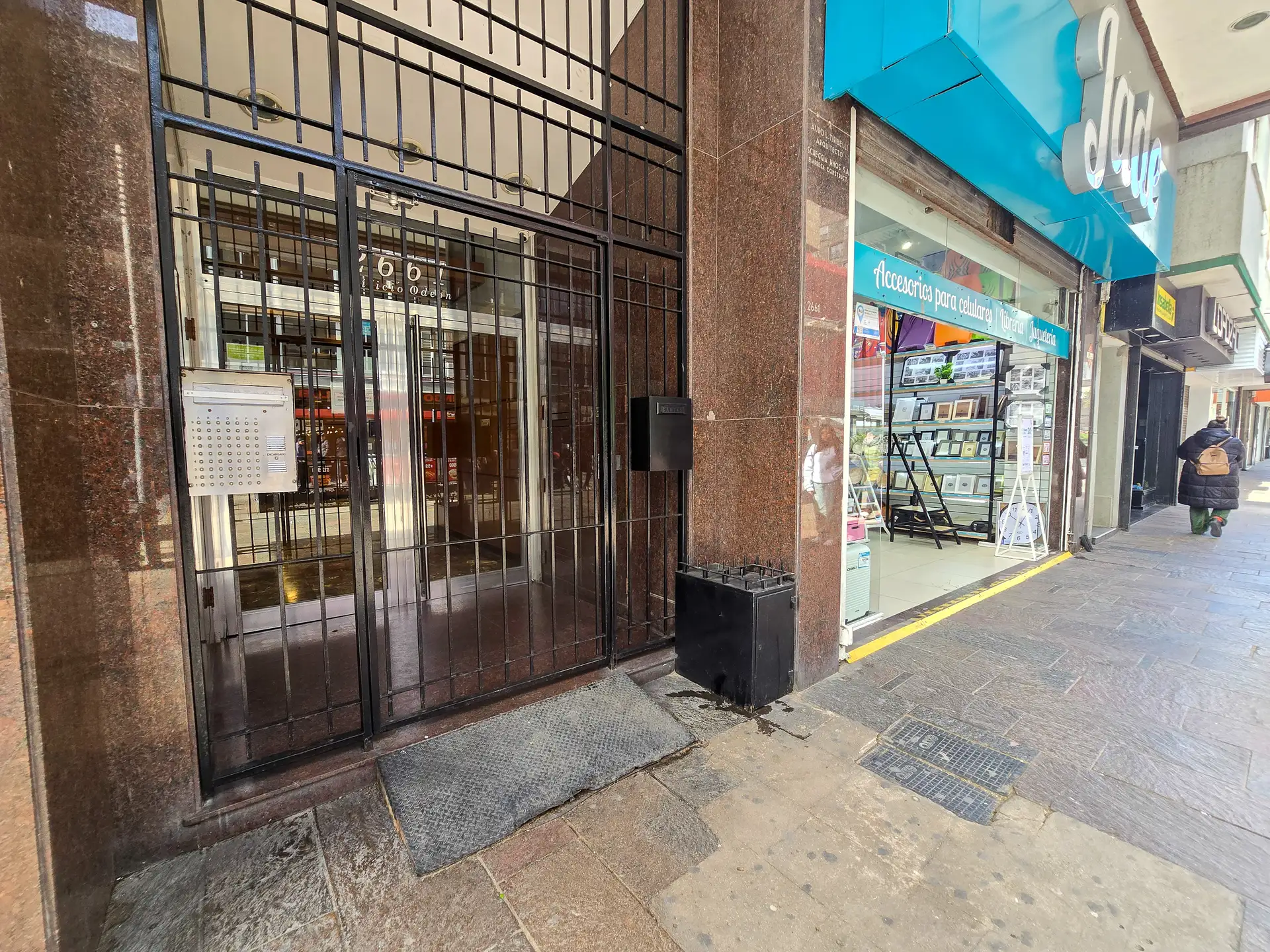 Depto 5 amb, 147m² con balcón cubierto y parrilla — Centro