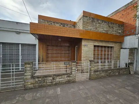 VENTA CASA 4 AMBIENTES MERLO CON JARDIN Y COCHERA