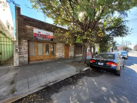 Casa ,4 ambientes con fondo y terraza 