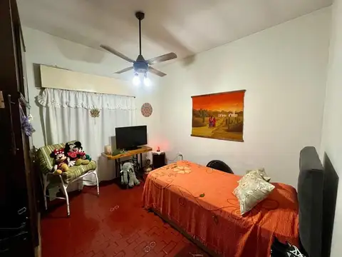 Casa en esquina en excelente ubicacion.