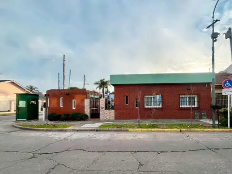 Casa en esquina en excelente ubicacion.