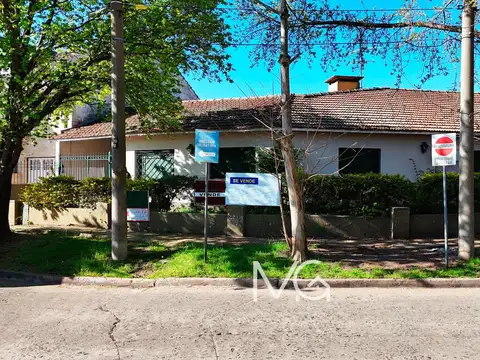 Venta casa con doble frente y parque en Adrogue