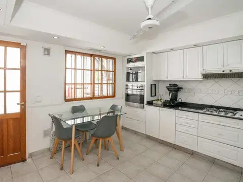 Casa 4 ambientes con 2 baños