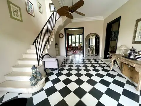 Casa 8 ambientes con 4 baños