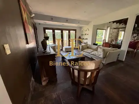 Casa 5 ambientes con 4 baños