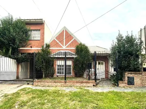 VENTA CHALET DE DOS PLANTAS EN ADROGUE