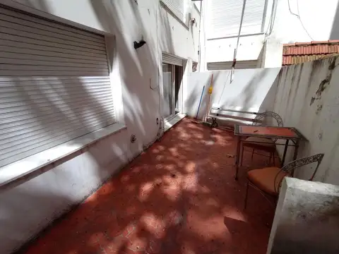 Departamento 2 ambientes lateral con patio