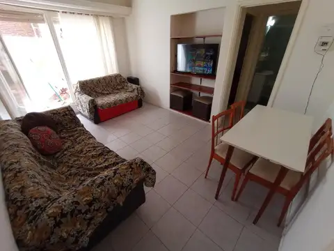 Departamento 2 ambientes lateral con patio